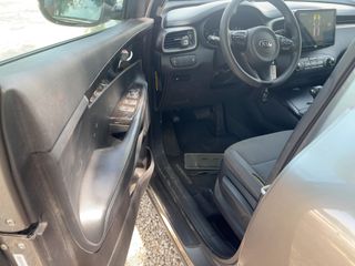 2016 Kia Sorento 2.4L LX - Driver's Front Door Image